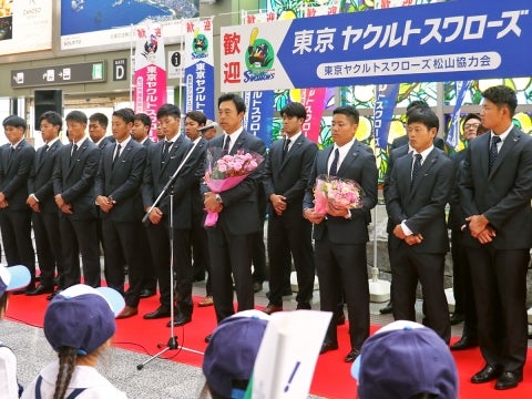 秋季キャンプスタート！松山空港で歓迎セレモニー