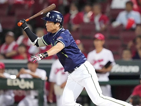 川端選手が追加点となるタイムリーを放つ