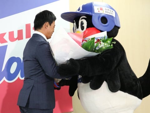 つば九郎から花束贈呈