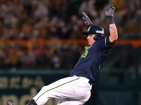 オスナ選手が二塁打を放つ