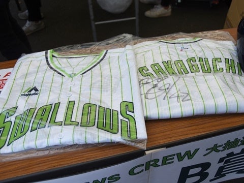 A賞は直筆サイン入りCREWユニホーム