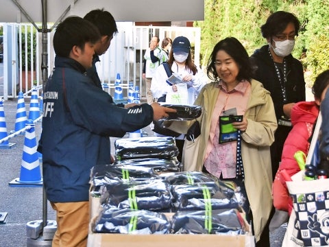 もこもこスワローズパーカー