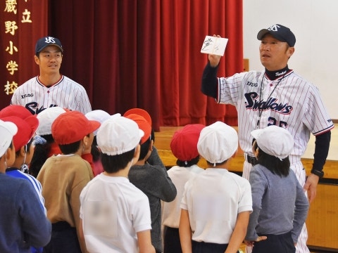 河端氏と三輪氏が昭島市立武蔵野小学校で投げ方指導！