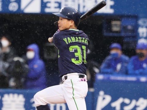 山崎選手が決勝の犠牲フライを放つ！