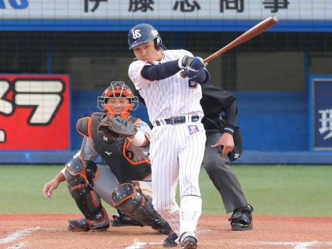 中村選手が初回にタイムリーを放つ