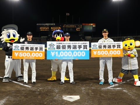 試合後、記念撮影。つば九郎も喜ぶ