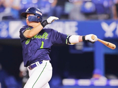 先制の2点タイムリー二塁打