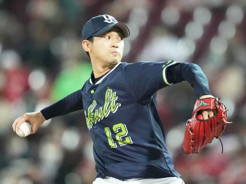 石山投手が三者三振に仕留め、6セーブ目を挙げる！