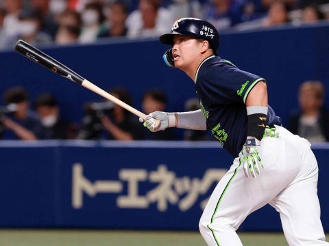 村上選手が先制のタイムリー二塁打を放つ！