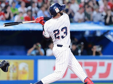 サンタナ選手が17号3ランを放つ