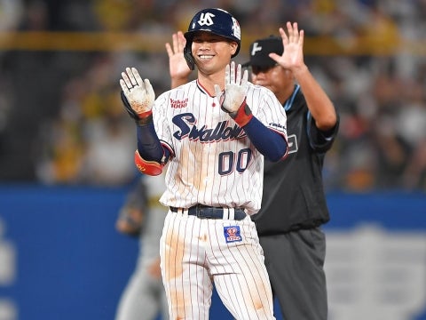 奥村選手がタイムリー内野安打を放つ