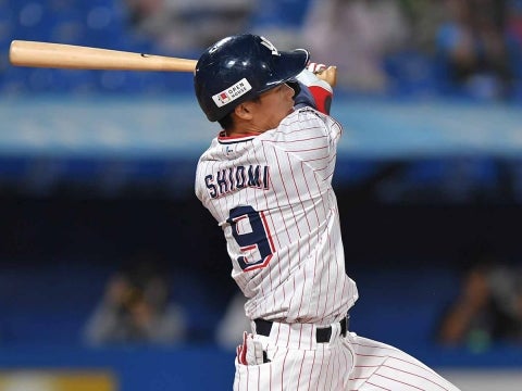 塩見選手がチーム初安打を放つ