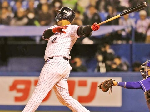 ライトスタンドへ飛び込む1号ソロ