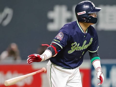 バックスクリーンに飛び込む15号ソロ