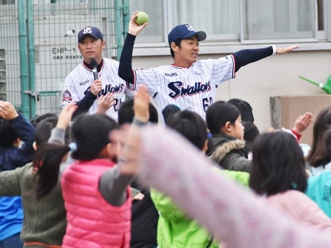 河端氏と三輪氏が中野区白桜小学校で投げ方指導！