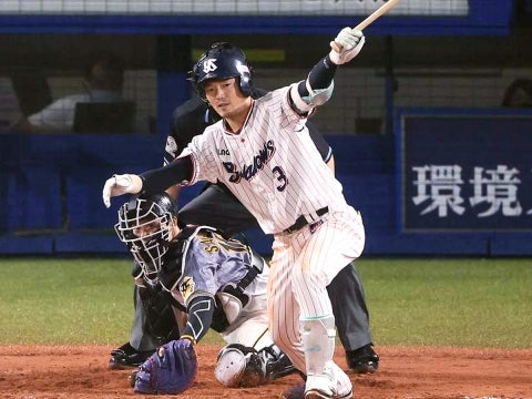 西浦選手が勝ち越しのタイムリーを含む2安打1打点