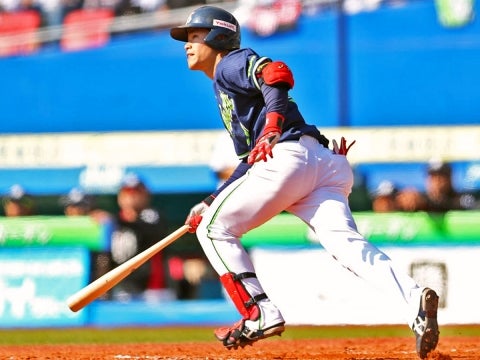 レフトスタンドへ飛び込むソロ