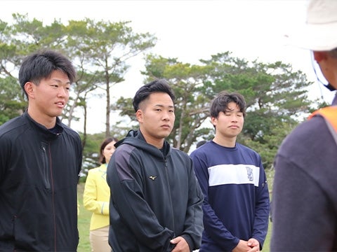 真剣に説明を聞く新人選手たち