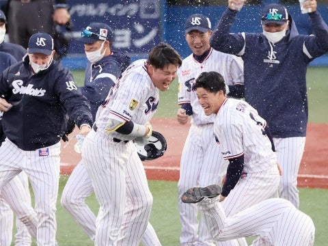 村上選手がサヨナラ打！神宮球場での初勝利を挙げる！