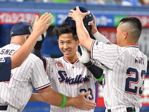 内山壮選手がプロ初ホームランとなる同点の1号ソロ！