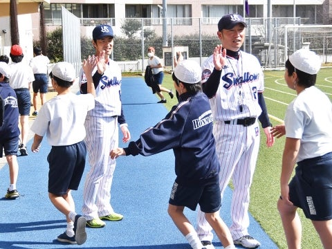 河端氏と三輪氏が渋谷区立渋谷本町学園小学校で投げ方指導！