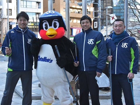 つば九郎が外苑前駅付近での清掃活動に参加！