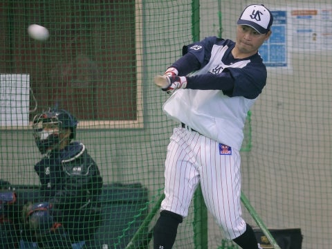 打撃練習を行う青木選手