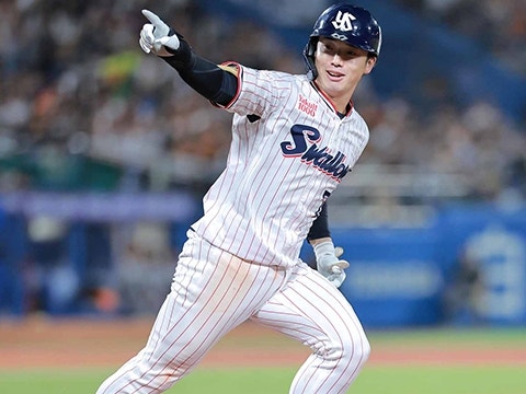 長岡選手がサヨナラの一打を放つ