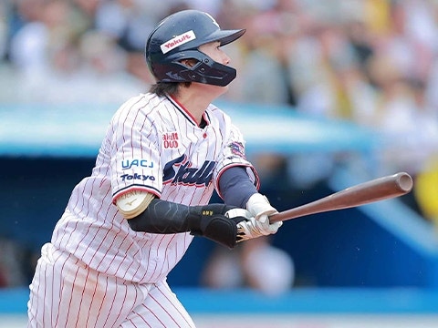 長岡選手が走者一掃の同点タイムリーを放つ