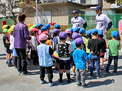 山部氏と河端氏が船堀幼稚園で投げ方・打ち方指導！ 