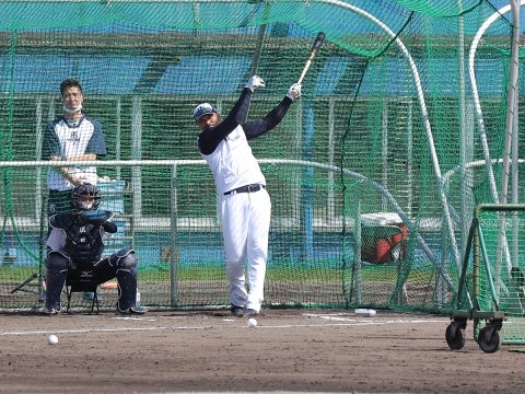 打撃練習を行うサンタナ選手