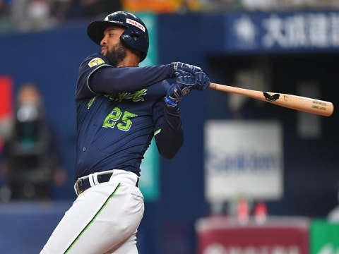 サンタナ選手が先制の2点タイムリー！