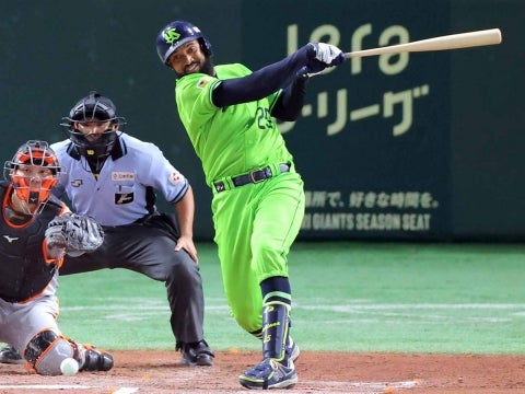 サンタナ選手が一時勝ち越しとなる2点タイムリーを放つ