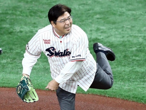 2015優勝時監督、真中氏が始球式に登場！