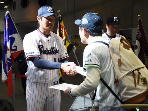 直筆サインを手渡し＆握手会