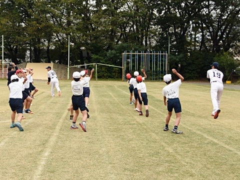 山部氏と河端氏が昭島市立武蔵野小学校で投げ方指導！