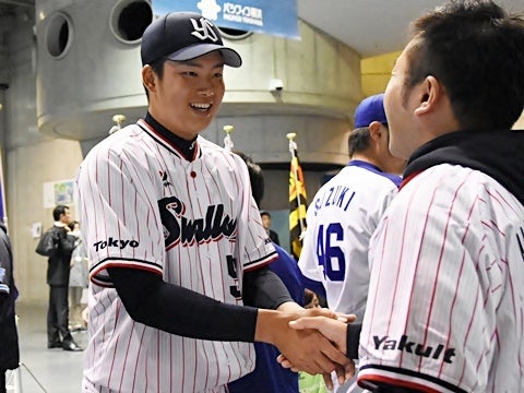 直筆サインを手渡し