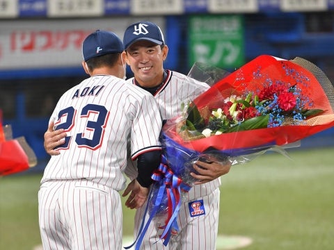 雄平選手が引退試合で安打を放ち、有終の美を飾る