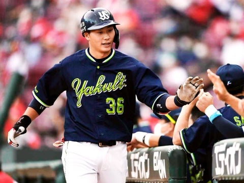 廣岡選手が代打で4号ソロを放つ