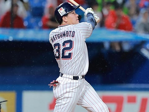 松本直選手が犠牲フライを放つ