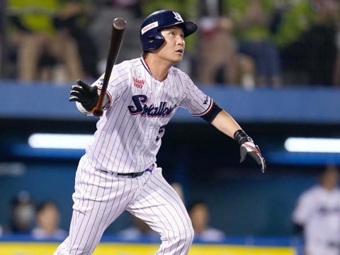 代打・川端選手が一時同点となる1号3ランを放つ