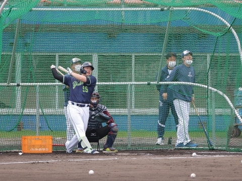 村上選手、高橋投手が一軍キャンプに合流
