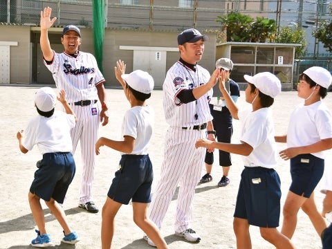 度会氏と河端氏が狛江市狛江第一小学校で投げ方指導！