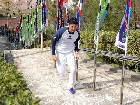 階段を駆け上がる奥川投手