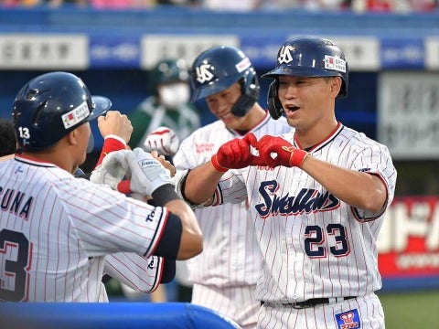 青木選手が先制の5号2ラン！