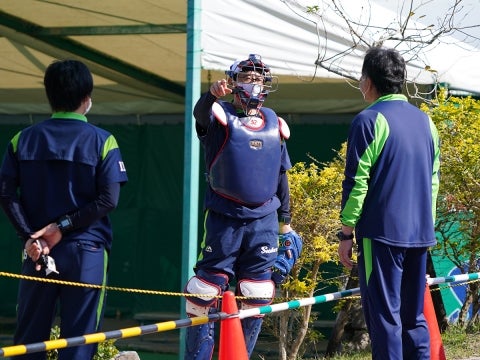 キャッチャーマスクを被る古田臨時コーチ