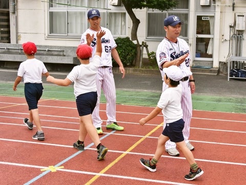 河端氏と徳山氏が品川区浜川小学校で投げ方指導！