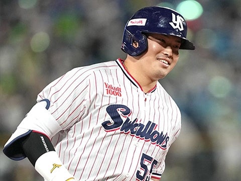 村上選手が3戦連発の8号2ランを放つ