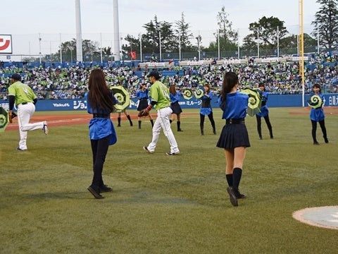 ぐるぐる傘（グリーン×ネイビー）で送り出し