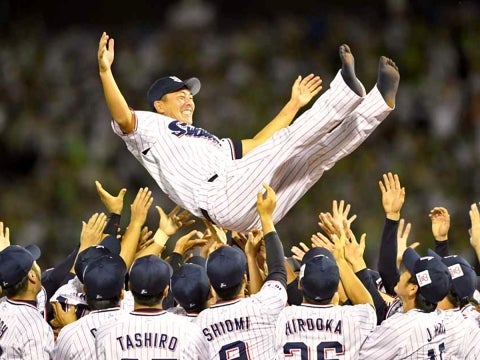 笑顔で宙を舞う